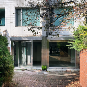 오래된 아파트에 숨겨진, 백색 아뜰리에, 슬라이드 이미지 1