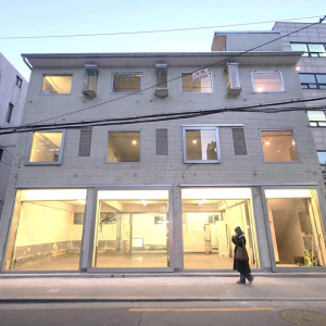 성수동 역세권 힙한 통건물 공간, 슬라이드 이미지 1